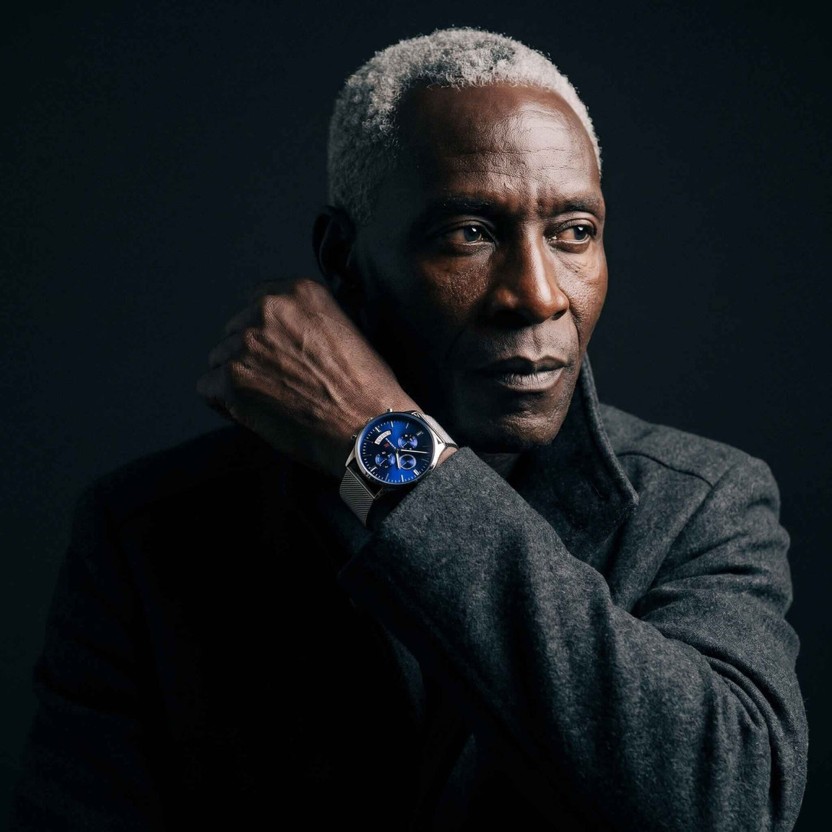 Blue Face Prolific 42 men's chrono mesh watch worn by model showcasing silver blue design, try NCMPRBL virtual try-on
